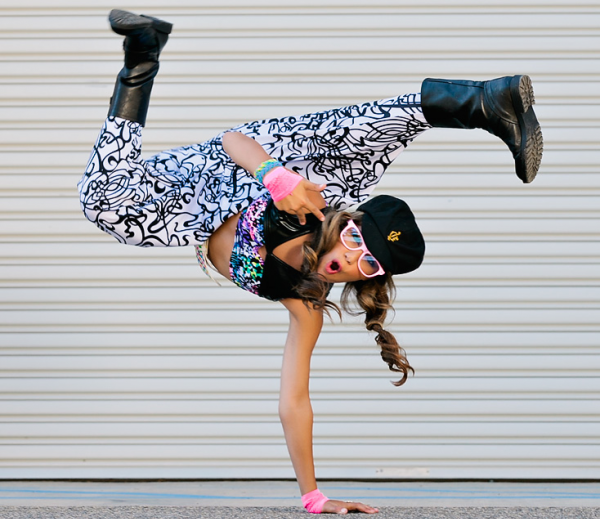 Cô gái 17 tuổi là gương mặt đại diện cho nhiều nhãn hàng nổi tiếng, trong đó có Skechers, Contours Designs và Coca-Cola. Nu dancer 17 tuoi xinh dep nhat the gioi nam 2016 hinh anh 6