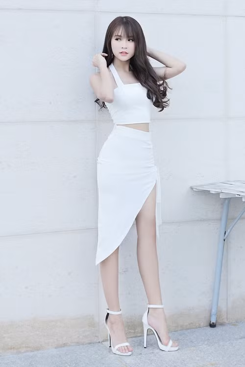 cap-hot-girl-doi-dau-sai-thanh-khoe-chan-trang-non-xuong-pho-3