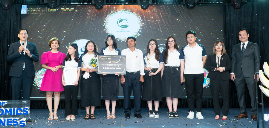 Nhóm đạt giải nhất cuộc thi HSU Business Challenge 2022.