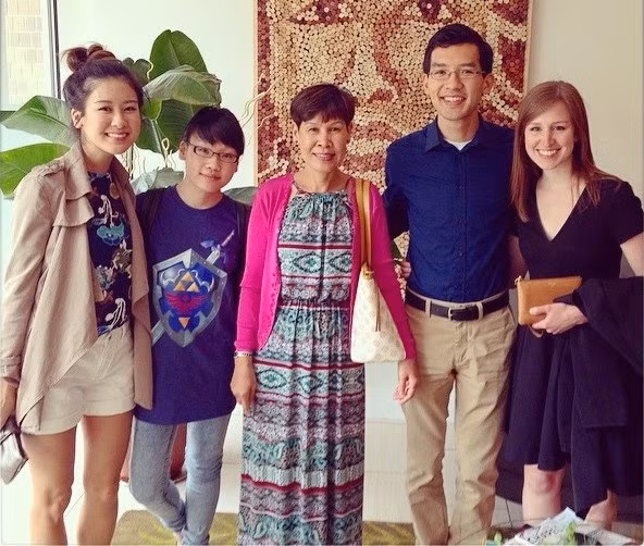 Gia đình của Christine có mẹ là người Việt, cô bạn và em trai được thừa hưởng những nét Châu Á từ mẹ. Co nang goc Viet noi tieng tren Instagram hinh anh 7