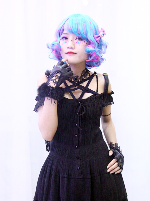 Nữ sinh đáng yêu học ngành thời trang, đam mê cosplay ảnh 4 Đôi mắt to tròn được trang điểm kĩ lưỡng với những hạt cườm màu sắc