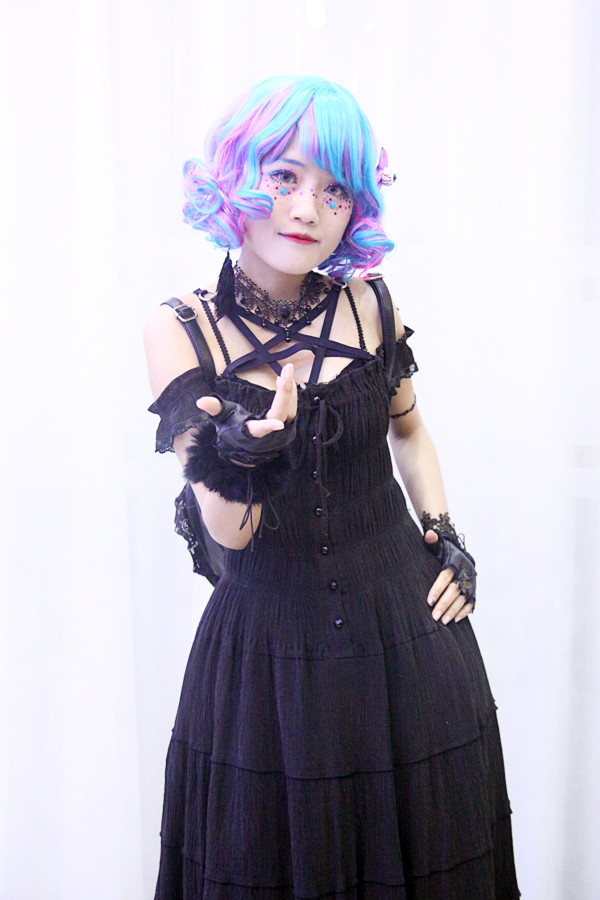 Nữ sinh đáng yêu học ngành thời trang, đam mê cosplay ảnh 2 Xuất hiện với hình ảnh búp bê Gothic, nhưng Ngọc Phượng biến tấu với mái tóc màu xanh - tím nổi bật và hóa trang gương mặt hợp tông