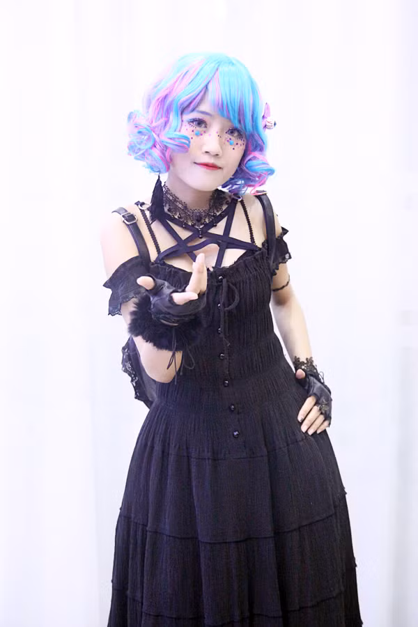 Xuất hiện với hình ảnh búp bê Gothic, nhưng Ngọc Phượng biến tấu với mái tóc màu xanh - tím nổi bật và hóa trang gương mặt hợp tông