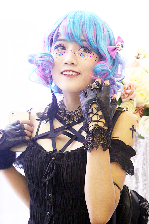 Nữ sinh đáng yêu học ngành thời trang, đam mê cosplay ảnh 3 Là một sinh viên ngành thời trang, nên cô bạn sinh năm 1996 chuẩn bị khá kĩ lưỡng từ phụ kiện như vòng cổ, găng tay cho đến cách tạo dáng chuyên nghiệp