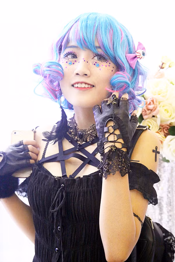 Là một sinh viên ngành thời trang, nên cô bạn sinh năm 1996 chuẩn bị khá kĩ lưỡng từ phụ kiện như vòng cổ, găng tay cho đến cách tạo dáng chuyên nghiệp