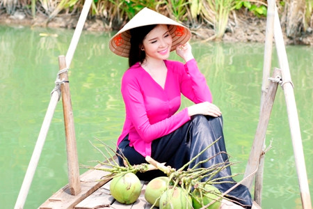 Hoa khôi Huỳnh Thúy Vi đẹp dịu dàng với tà áo dài ảnh 9 Chiếc áo bà ba trên dòng sông thăm thẳm, thấp thoáng con xuồng bé nhỏ lướt mong manh, nón lá đội nghiêng tóc dài con nước đổ, Hậu Giang ơi em vẫn đẹp ngàn đời.... Và Hoa khôi Huỳnh Thúy Vi trong chiếc áo bà ba, nón lá có vẻ đẹp dịu dàng như thế.