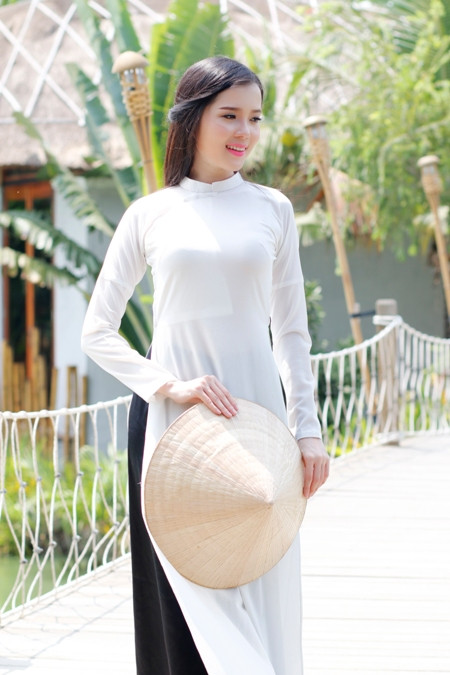 Hoa khôi Huỳnh Thúy Vi đẹp dịu dàng với tà áo dài ảnh 3 Hoa khôi Huỳnh Thúy Vi đẹp dịu dàng với tà áo dài ảnh 3
