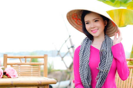 Hoa khôi Huỳnh Thúy Vi đẹp dịu dàng với tà áo dài ảnh 8 Hoa khôi Huỳnh Thúy Vi đẹp dịu dàng với tà áo dài ảnh 8