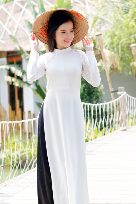 Hoa khôi Huỳnh Thúy Vi đẹp dịu dàng với tà áo dài ảnh 1 Hoa khôi Huỳnh Thúy Vi đẹp dịu dàng với tà áo dài ảnh 1