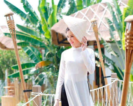 Hoa khôi Huỳnh Thúy Vi đẹp dịu dàng với tà áo dài ảnh 2 Hoa khôi Huỳnh Thúy Vi đẹp dịu dàng với tà áo dài ảnh 2