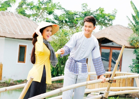 Hoa khôi Huỳnh Thúy Vi đẹp dịu dàng với tà áo dài ảnh 10 Hoa khôi Huỳnh Thúy Vi đẹp dịu dàng với tà áo dài ảnh 10