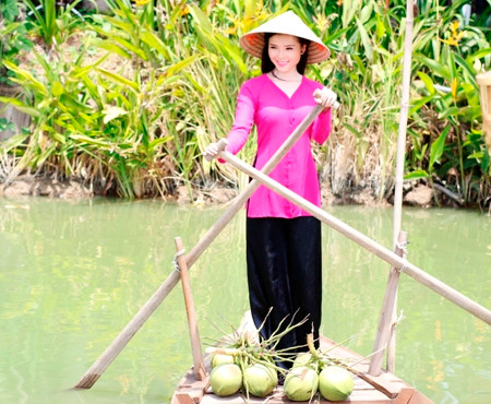 Hoa khôi Huỳnh Thúy Vi đẹp dịu dàng với tà áo dài ảnh 7 Hoa khôi Huỳnh Thúy Vi đẹp dịu dàng với tà áo dài ảnh 7
