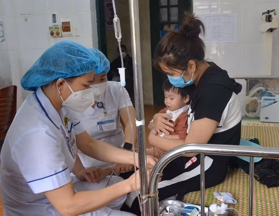 Trung tâm Y tế huyện Chợ Đồn quá tải bệnh nhân nhi do dịch sốt. Ảnh: Báo Bắc Kạn.