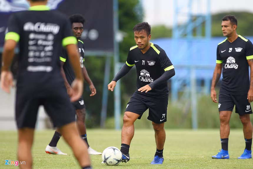 Thonglao (giữa) từng có 3 năm chơi bóng ở Việt Nam và được ca ngợi như là một trong những cầu thủ hay nhất lịch sử bóng đá Đông Nam Á.