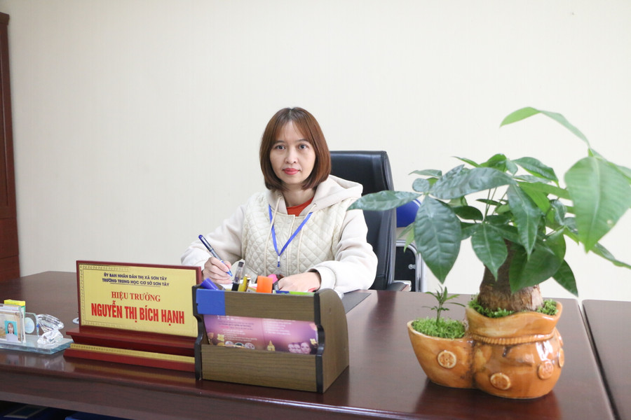 Cô Nguyễn Thị Bích Hạnh - Hiệu trưởng Trường THCS Sơn Tây. Cô Nguyễn Thị Bích Hạnh - Hiệu trưởng Trường THCS Sơn Tây.