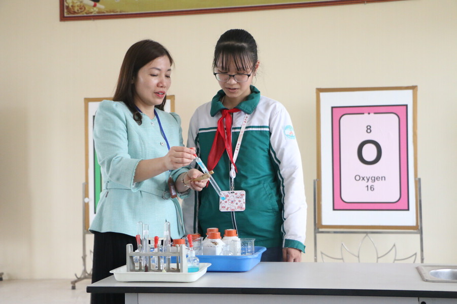Cô Khuất Thị Hòa đang hướng dẫn làm một thí nghiệm hóa học cho em Khuất Đỗ Gia Như tại trường. Cô Khuất Thị Hòa đang hướng dẫn làm một thí nghiệm hóa học cho em Khuất Đỗ Gia Như tại trường.