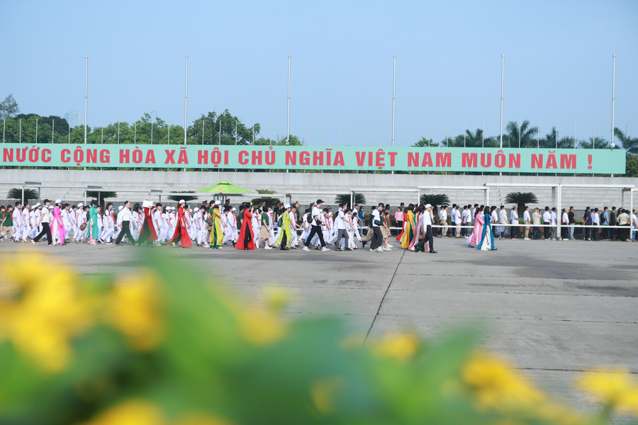 Đoàn của thầy trò Trường Tiểu học Bắc Lệnh và Trường Tiểu học Việt Nam - Cu Ba tiến hành khu vực làm lễ báo công dâng Bác.