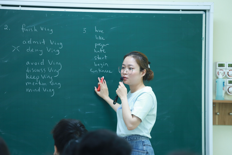 Cô Bùi Ngọc Hà - giáo viên Tiếng Anh, Trường THCS Thái Thịnh. Cô Bùi Ngọc Hà - giáo viên Tiếng Anh, Trường THCS Thái Thịnh.