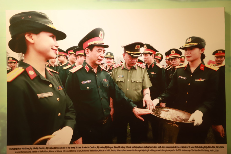 Hình ảnh của Bộ trưởng Bộ Quốc Phòng - Đại tướng Phan Văn Giang và Bộ trưởng Bộ Công an - Đại tướng Tô Lâm tới động viên các lực lượng tham gia hợp luyện diễu binh, diễu hành chuẩn bị cho Đại lễ 70 năm Chiến thắng Điện Biên Phủ, tháng 4/2024. Hình ảnh của Bộ trưởng Bộ Quốc Phòng - Đại tướng Phan Văn Giang và Bộ trưởng Bộ Công an - Đại tướng Tô Lâm tới động viên các lực lượng tham gia hợp luyện diễu binh, diễu hành chuẩn bị cho Đại lễ 70 năm Chiến thắng Điện Biên Phủ, tháng 4/2024.