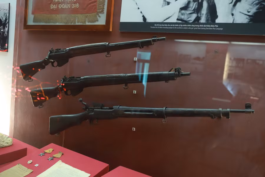 Súng trường (ảnh trái); xẻng, cuốc chim, đàn (ảnh phải) được quân dân ta sử dụng trong chiến dịch Điện Biên Phủ. Súng trường (ảnh trái); xẻng, cuốc chim, đàn (ảnh phải) được quân dân ta sử dụng trong chiến dịch Điện Biên Phủ.