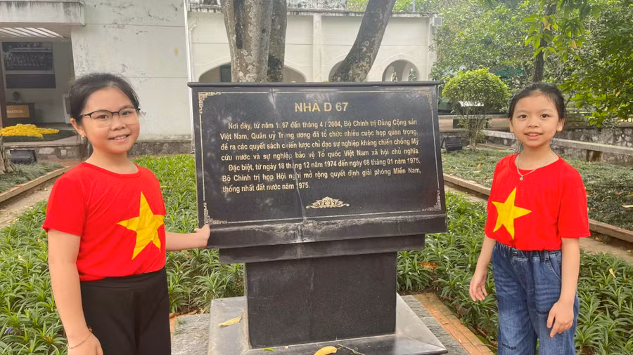 Các em được thăm quan tại các địa chỉ đỏ để góp phần bồi đắp thêm tình yêu nước, lòng tự hào dân tộc.