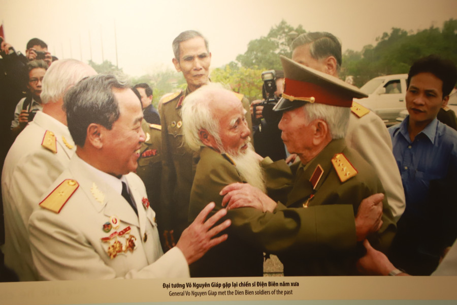 Hình ảnh Đại tướng Võ Nguyên Giáp về thăm lại chiến trường Điện Biên Phủ vào năm 2004. Hình ảnh Đại tướng Võ Nguyên Giáp về thăm lại chiến trường Điện Biên Phủ vào năm 2004.