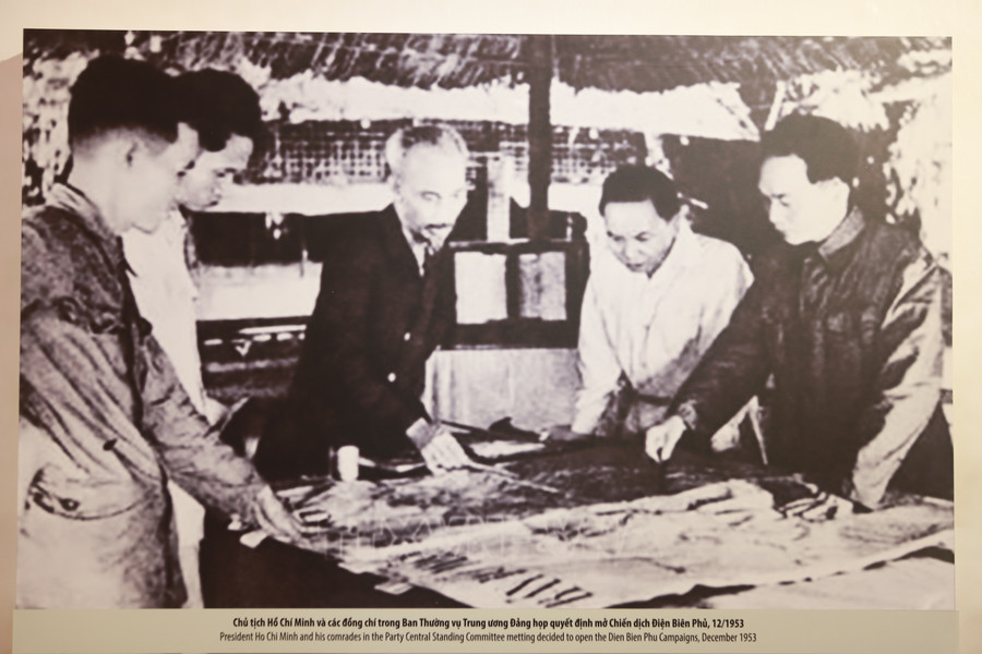 Chủ tịch Hồ Chí Minh và Ban Thường vụ Trung ương Đảng họp quyết định mở chiến dịch Điện Biên Phủ, tháng 12/1953 (ảnh trái); Bộ Chỉ huy chiến dịch họp bàn kế hoạch tiến công vào Điện Biên Phủ, tháng 1/1954 (ảnh phải). Chủ tịch Hồ Chí Minh và Ban Thường vụ Trung ương Đảng họp quyết định mở chiến dịch Điện Biên Phủ, tháng 12/1953 (ảnh trái); Bộ Chỉ huy chiến dịch họp bàn kế hoạch tiến công vào Điện Biên Phủ, tháng 1/1954 (ảnh phải).
