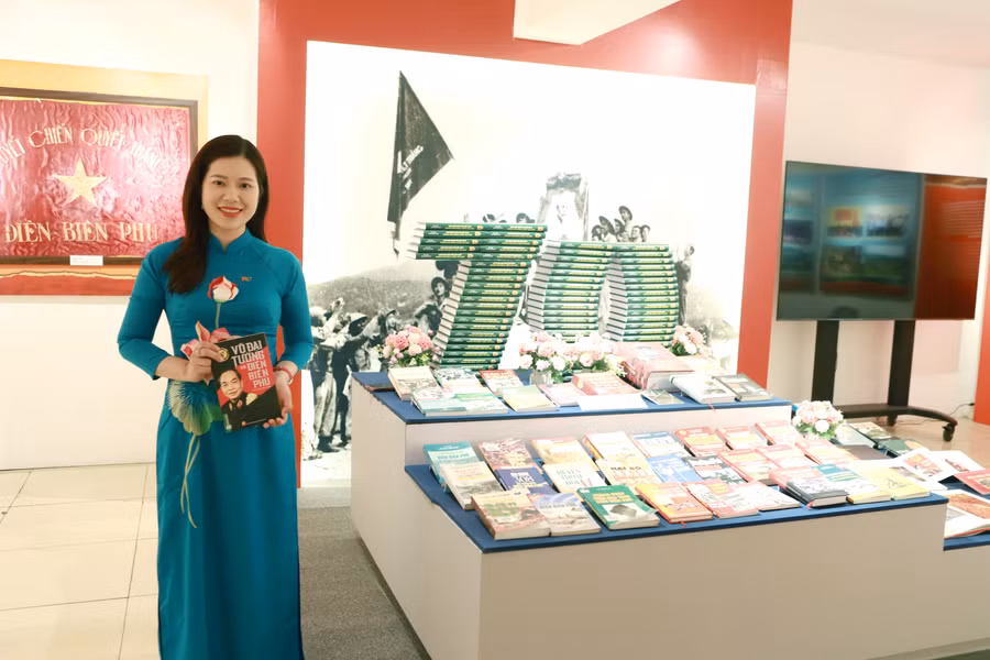 Rất nhiều đầu sách nói về chiến thắng Điện Biên Phủ và Đại tướng Võ Nguyên Giáp được trưng bày, giới thiệu tại đây tới người xem. Rất nhiều đầu sách nói về chiến thắng Điện Biên Phủ và Đại tướng Võ Nguyên Giáp được trưng bày, giới thiệu tại đây tới người xem.