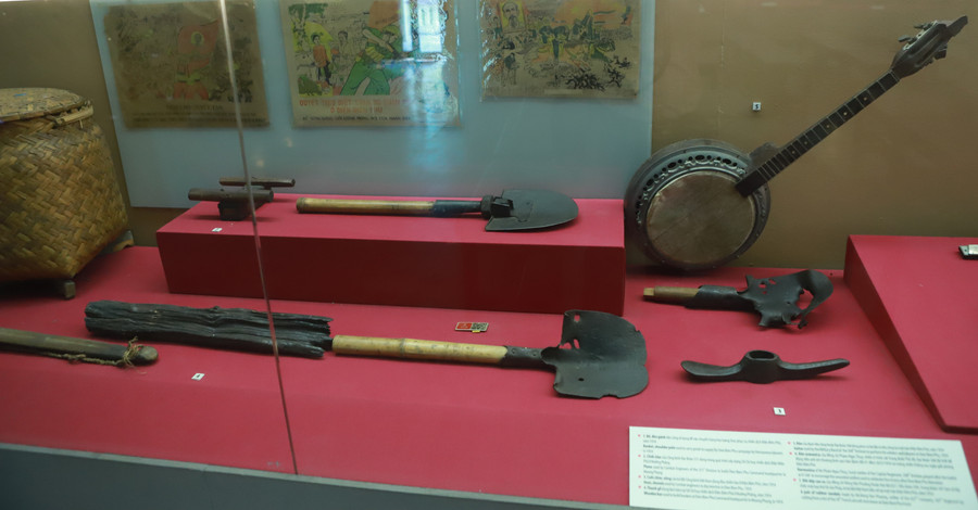 Súng trường (ảnh trái); xẻng, cuốc chim, đàn (ảnh phải) được quân dân ta sử dụng trong chiến dịch Điện Biên Phủ. Súng trường (ảnh trái); xẻng, cuốc chim, đàn (ảnh phải) được quân dân ta sử dụng trong chiến dịch Điện Biên Phủ.