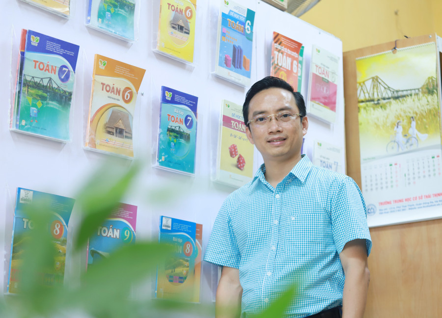 Thầy Nguyễn Cao Cường, Hiệu trưởng Trường THCS Thái Thịnh. Thầy Nguyễn Cao Cường, Hiệu trưởng Trường THCS Thái Thịnh.