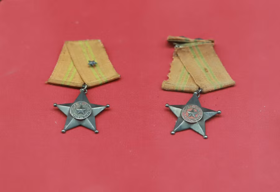 Chủ tịch Hồ Chí Minh trao tặng Huy hiệu chiến sĩ Điện Biên lập thành tích tốt trong chiến dịch Điện Biên Phủ. Chủ tịch Hồ Chí Minh trao tặng Huy hiệu chiến sĩ Điện Biên lập thành tích tốt trong chiến dịch Điện Biên Phủ.