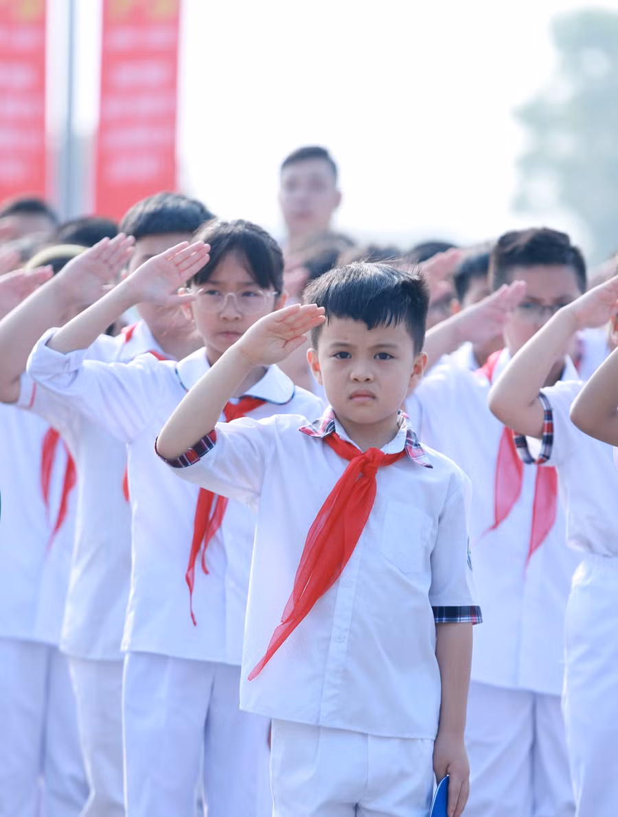 Các em học sinh trong tư thế trang nghiêm để dự lễ chào cờ.