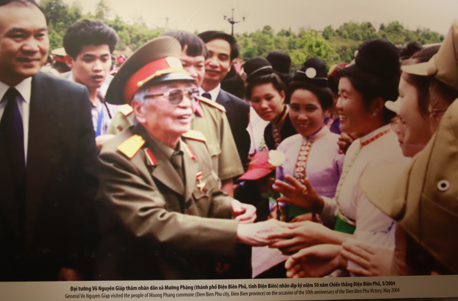 Hình ảnh Đại tướng Võ Nguyên Giáp về thăm lại chiến trường Điện Biên Phủ vào năm 2004. Hình ảnh Đại tướng Võ Nguyên Giáp về thăm lại chiến trường Điện Biên Phủ vào năm 2004.