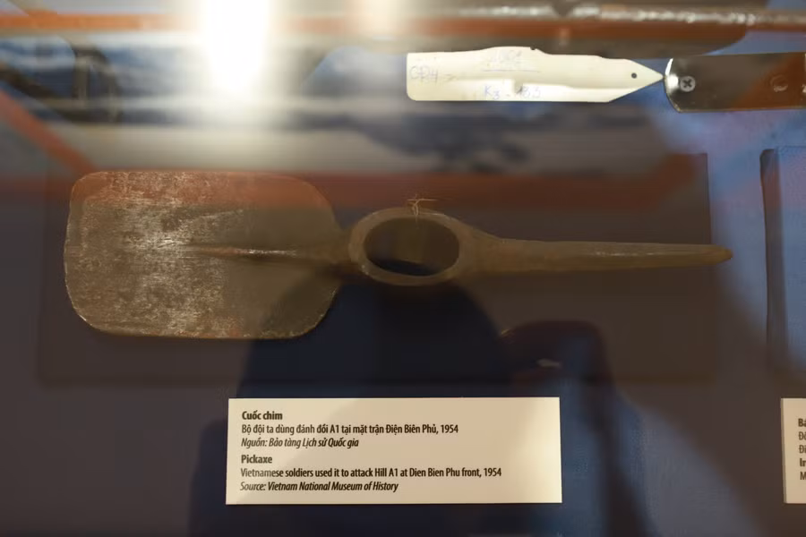 Xẻng và cuốc chim được bộ đội ta sử dụng để đào giao thông hào phục vụ cuộc tiến công vào Đồi A1, mặt trận Điện Biên Phủ năm 1954. Xẻng và cuốc chim được bộ đội ta sử dụng để đào giao thông hào phục vụ cuộc tiến công vào Đồi A1, mặt trận Điện Biên Phủ năm 1954.