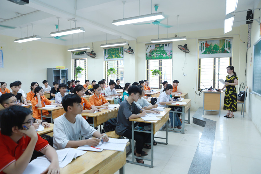 Cô trò lớp 9 Trường THCS Tây Đằng trong giờ ôn luyện Tiếng Anh. Cô trò lớp 9 Trường THCS Tây Đằng trong giờ ôn luyện Tiếng Anh.