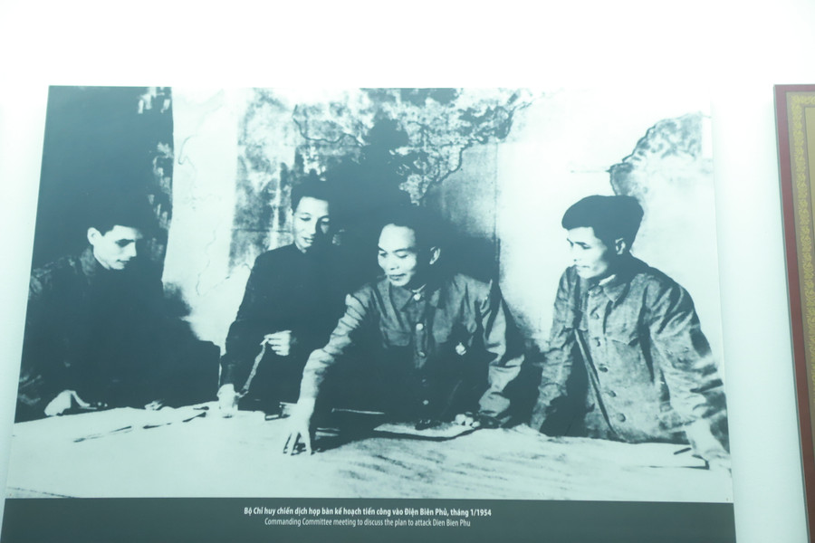 Chủ tịch Hồ Chí Minh và Ban Thường vụ Trung ương Đảng họp quyết định mở chiến dịch Điện Biên Phủ, tháng 12/1953 (ảnh trái); Bộ Chỉ huy chiến dịch họp bàn kế hoạch tiến công vào Điện Biên Phủ, tháng 1/1954 (ảnh phải). Chủ tịch Hồ Chí Minh và Ban Thường vụ Trung ương Đảng họp quyết định mở chiến dịch Điện Biên Phủ, tháng 12/1953 (ảnh trái); Bộ Chỉ huy chiến dịch họp bàn kế hoạch tiến công vào Điện Biên Phủ, tháng 1/1954 (ảnh phải).