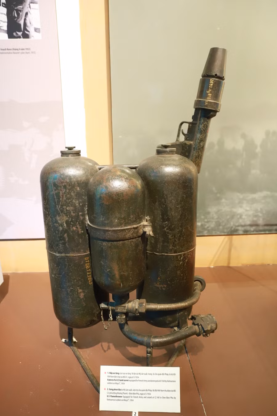 Súng phun lửa của quân Pháp bị bộ đội ta thu được sau trận đánh Đồi C2 ngày 6/5/1954. Súng phun lửa của quân Pháp bị bộ đội ta thu được sau trận đánh Đồi C2 ngày 6/5/1954.