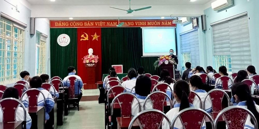 Trường học phối hợp với các đơn vị tổ chức chương trình hướng nghiệp cho các em học sinh.