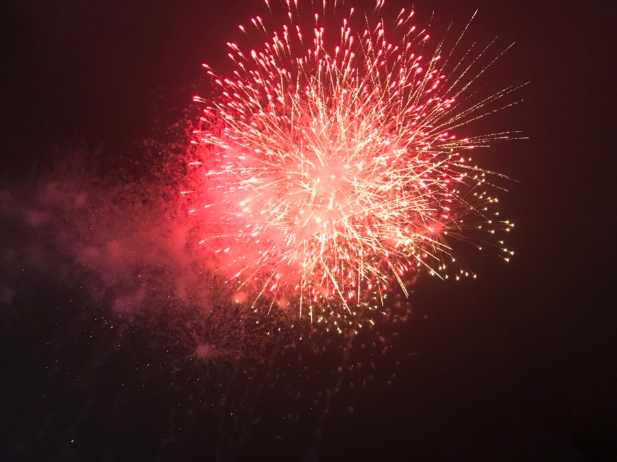 Mãn nhãn với màn bắn pháo hoa khai mạc Lễ hội du lịch biển Sầm Sơn 2023. Ảnh: LT. Mãn nhãn với màn bắn pháo hoa khai mạc Lễ hội du lịch biển Sầm Sơn 2023. Ảnh: LT.