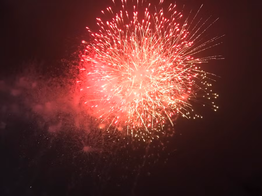 Mãn nhãn với màn bắn pháo hoa khai mạc Lễ hội du lịch biển Sầm Sơn 2023. Ảnh: LT.