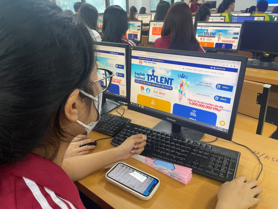 Sinh viên Học viện Tài chính đang tham vòng sơ loại cuộc thi Tài năng Tiếng Anh Thủ đô.