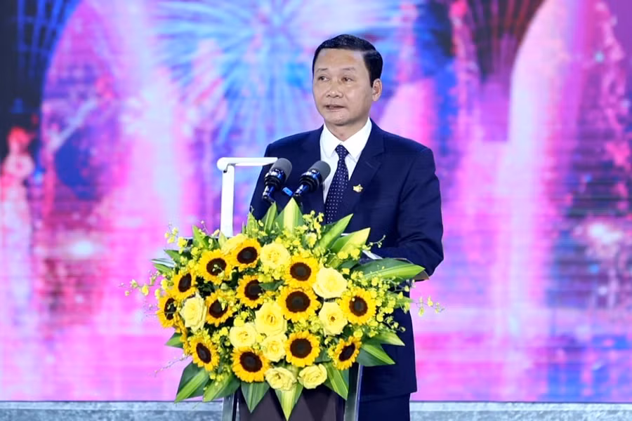 Ông Đỗ Minh Tuấn - Chủ tịch UBND tỉnh Thanh Hóa trình bày diễn văn khai mạc. Ảnh: LT.