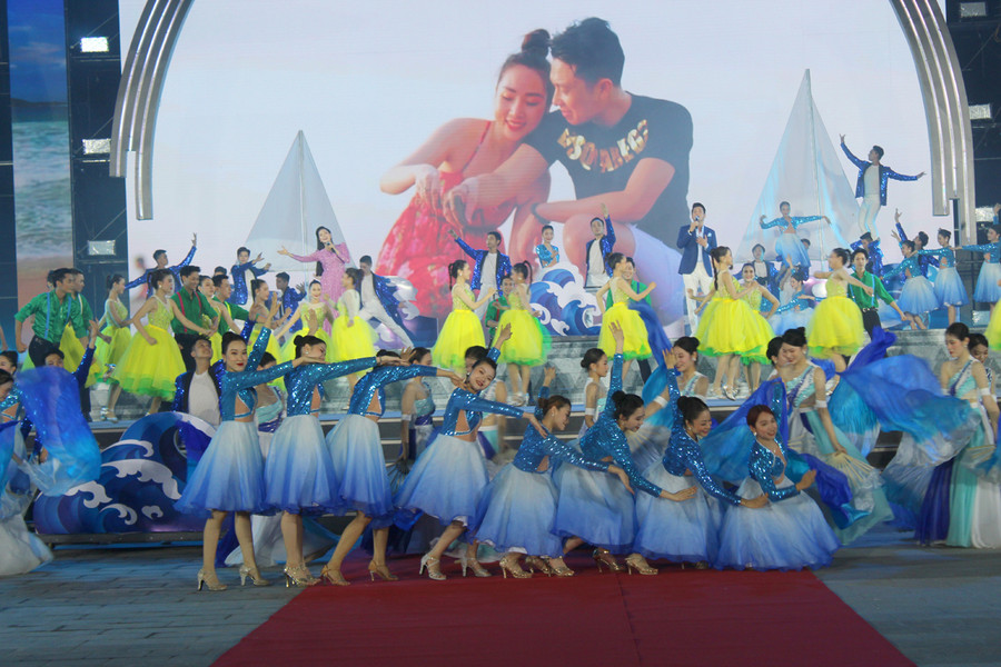 Chương trình nghệ thuật đặc sắc, được dàn dựng công phu. Ảnh: LT. Chương trình nghệ thuật đặc sắc, được dàn dựng công phu. Ảnh: LT.