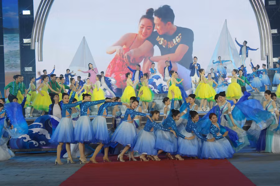 Chương trình nghệ thuật đặc sắc, được dàn dựng công phu. Ảnh: LT.