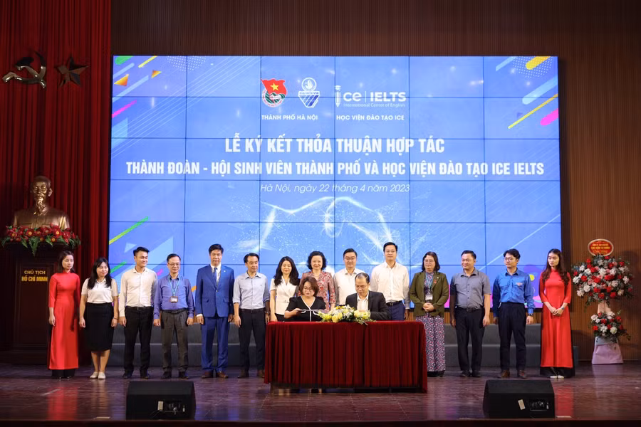 Bà Phạm Thị Thơm - Tổng Giám đốc Hệ thống Anh ngữ quốc tế ICE IELTS và anh Nguyễn Tiến Hưng - Phó Bí thư Thành đoàn, Chủ tịch Hội Sinh viên Việt Nam thành phố Hà Nội ký kết hợp tác.