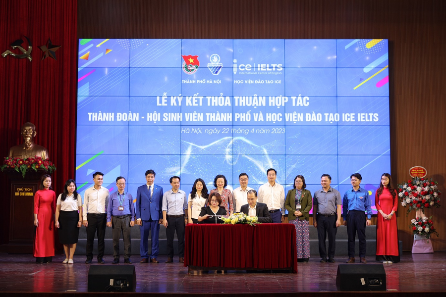 Bà Phạm Thị Thơm - Tổng Giám đốc Hệ thống Anh ngữ quốc tế ICE IELTS và anh Nguyễn Tiến Hưng - Phó Bí thư Thành đoàn, Chủ tịch Hội Sinh viên Việt Nam thành phố Hà Nội ký kết hợp tác.