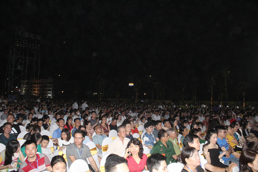 Hàng nghìn người dân và du khách tới dự lễ khai mạc du lịch biển Sầm Sơn 2023. Ảnh: LT. Hàng nghìn người dân và du khách tới dự lễ khai mạc du lịch biển Sầm Sơn 2023. Ảnh: LT.