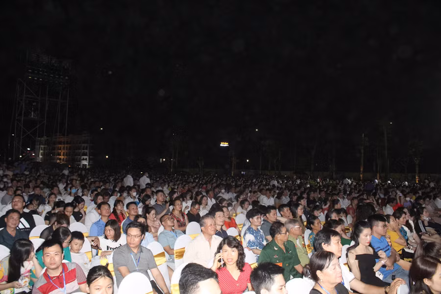 Hàng nghìn người dân và du khách tới dự lễ khai mạc du lịch biển Sầm Sơn 2023. Ảnh: LT.