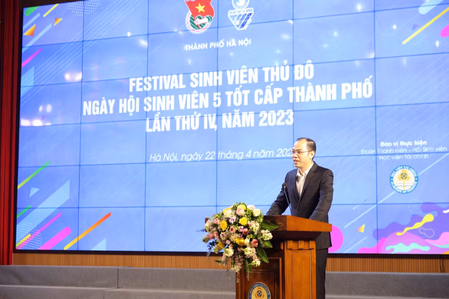 Anh Nguyễn Tiến Hưng – Phó Bí thư Thành Đoàn Hà Nội, Chủ tịch Hội Sinh Viên Việt Nam phát biểu trong buổi lễ.