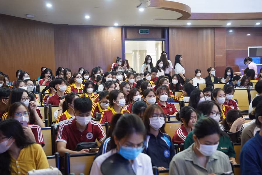 Hội trường với hơn 700 sinh viên tham dự sự kiện.